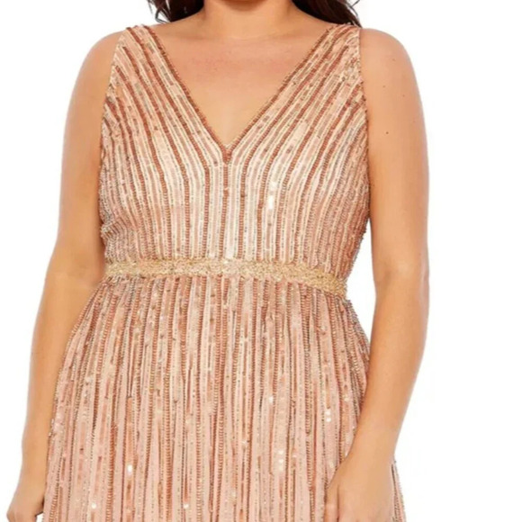 Mac Duggal Sequined Striped Sleeveless V Neck A Line Gown in Apricot - Size 14 - Picture 4 of 11
